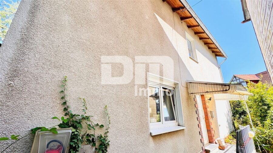 2 Einfamilienhäuser in gesuchter Wohnlage mit viel Potenzial zum Paketpreis - Frontansicht Haus massiv
